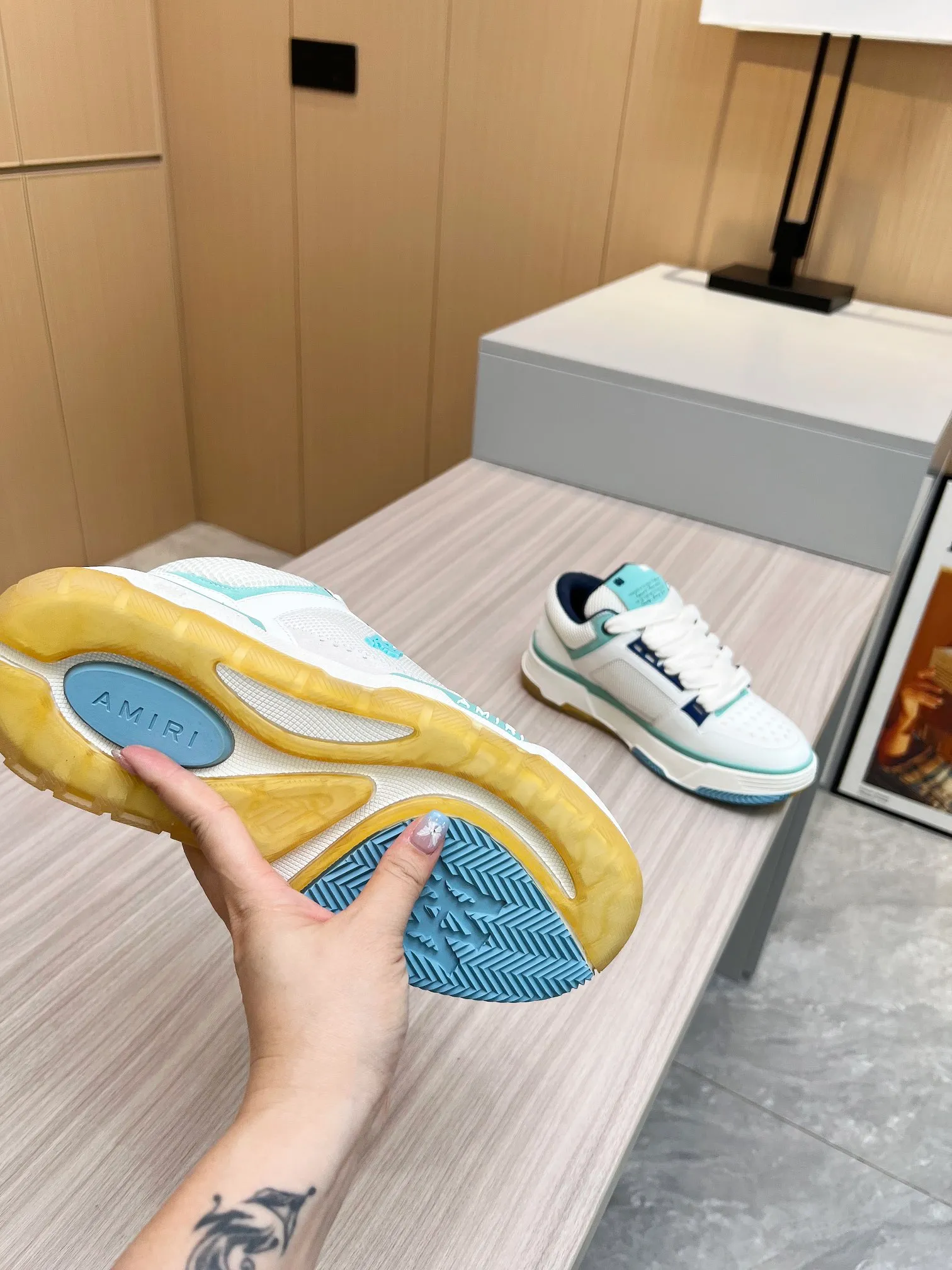 p620💰Men's shoes Amiri Emile's 2023 spring and summer new MA-1 bread shoes, couple models, casual sports shoes, sneakers Amiri gave up the rock punk style in the new season and used a large number of unsaturated colors, Morandi tones, whether you see or wear them, it will make people very happy. The large tongue of the bread shoes continues, shortens the length of the shoe body, thickens the midsole, and the toe part is more rounded. Amiri's brand letters and MA logo appear on the side of the shoe. Fabric: Original customized imported first-layer cowhide + mesh. Lining: Original customized breathable towel lining. Outsole. Foam combination material. Bottom thickness: 4CM. Size: Men's 39-45